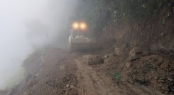 Maquinaria amarilla despeja las rocas y la tierra que mantenía bloqueado el paso en la vía Chinácota-Ragonvalia/Foto cortesía