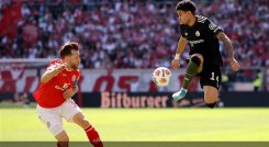 El colombiano Luis Díaz no tuvo un buen partido y fue sustituido para el segundo tiempo.