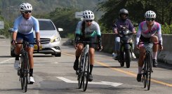 La pamplonesa Sara Ospino Niño (izquierda) Isabella de los Ángeles Ruiz (centro) y Loren Sofía Gómez nuevas promesas del ciclismo femenino rojinegro.