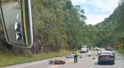 Motociclista y su acompañante murieron en vía Medellín–Manizales por caída de rocas