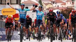 El uruguayo Guillermo Thomas Silva (adelante)  dio una gran sorpresa en el Giro de Italia, con un triunfo histórico para su país.
