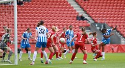 La colombiana Manuela Vargas fue protagonista en la victoria de Brigthon Albion sobre el Liverpool.