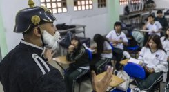 El profesor que se disfraza de faraón, soldado romano y káiser alemán para dar clases de historia en Medellín