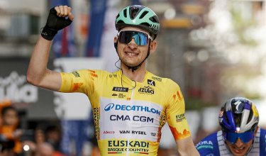 El corredor francés se reafirmó en el liderato de la carrera con una contundente victoria, quedando a 135 kilómetros del título.