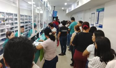 Largas colas para reclamar medicamentos que nunca entregan en los dispensarios de Nueva EPS/Foto: Orlando Carvajal