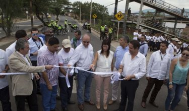 La fotografía corresponde a la inauguración de la avenida Panamericana, a cargo del Exministro Germán Vargas Lleras/Foto Archivo