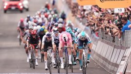 Mads Pedersen (centro), líder del Giro ganó su tercera etapa.
