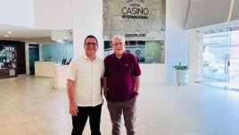 Alexander Trujillo Castro, gerente general del Hotel Casino Internacional, y Manuel Tejeiro, director de Niños de Papel./Foto cortesía