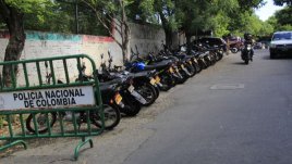 Motos de la Policía y comerciantes parqueadas en plena vía de San Mateo.