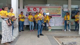 Madres protestantes por servicios de salud indispensables de sus hijos discapacitados.
