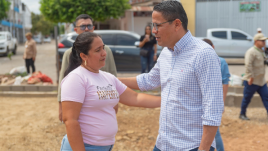 Alcalde Jorge Acevedo junto a líder comunal. 