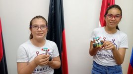 Sara y Maira con su invento de robótica para aprender multiplicaciones
