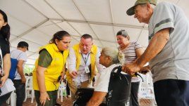 El subdirector de la Unidad Nacional de Víctimas, Fredy Orlando Quintero, dialoga aquí con una mujer víctima/Foto cortesía