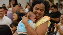 Madre lactante participante en el curso Nacer y Crecer Con Sentido.