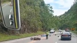 Motociclista y su acompañante murieron en vía Medellín–Manizales por caída de rocas