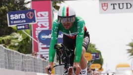 Filippo Ganna demostró su poderío en la contrarreloj de la corsa rosa.