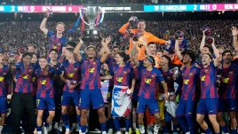 El FC Barcelona se coronó campeón de la Liga al vencer el Real Madrid 2-0 en el Nou Camp.