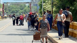 Ayer, bajo los fuerte rayos del Sol, centenares de ciudadanos debieron movilizarse a pie por el puente Francisco de Paula Santander, debido al cierre del paso vehicular./  Foto Carlos Ramírez-La Opinión