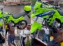 El joven de contextura gruesa decidió, con ayuda de otros, echarse al hombro el vehículo.