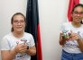 Sara y Maira con su invento de robótica para aprender multiplicaciones