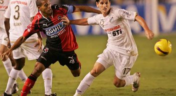 Macnelly Torres lucha una pelota con el volante brasilero Marcinho Guerreiro./Archivo/La Opinión