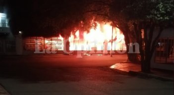 Promediando las 5 de la madrugada, una gran conflagración inició en la madrugada de este sábado. / Foto: La Opinión