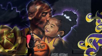 Los murales han sido la forma en como homenajean al astro del deporte. 