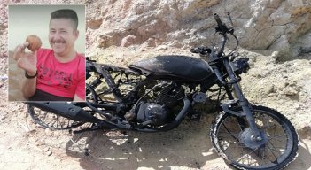 La motocicleta de los presuntos partícipes del intercambio de disparos fue quemada en el lugar del hecho. / Foto: Cortesía.