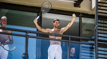 Novak Djokovic confinado en su habitación en Australia.  Foto: AFP