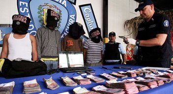 Los capturados fueron presentados junto al botín que habían extraído de la vivienda. (Foto: Cortesía)