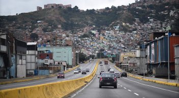 Hasta 500 dólares puede ganar un uniformado por una carrera de San Cristóbal hasta Caracas, 60 veces el sueldo que gana como militar./ Foto: AFP 