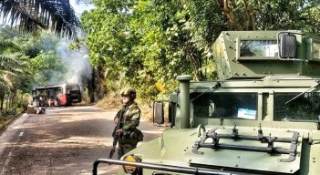 e registra la quema de un bus en la vía El Zulia - Tibú, sector Agualasal.   Foto: Cortesía