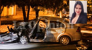 El cadáver de Giselle Vanesa Nieto quedó atrapado en medio de las retorcidas latas del carro que conducía. / Foto: Cristian Herrera