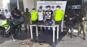 La Sijín y el Ejército capturaron a los dos hombres con armas y droga. / Foto: Cortesía.  