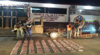 Los dos hombres capturados fueron presentados por la GNB. (Foto: Cortesía)