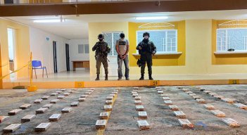 Fueron halladas 72 panelas de presunto clorhidrato de cocaína. / Foto: Policía
