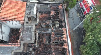 Las primeras hipótesis indican que el incendio inició en el porche de una vivienda y se extendió a las casas de los dos lados, bloqueando la salida por las puertas principales. (Foto: Juan Pablo Cohen)