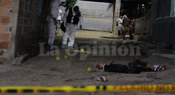 El cadáver quedó tendido en la mitad de la calle, junto a una cancha de fútbol del sector.