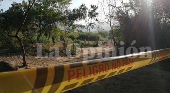 Desde horas de la noche del lunes, los transeúntes informales dieron aviso a la Policía sobre la muerte violenta de un hombre. / Foto: Laura Serrano