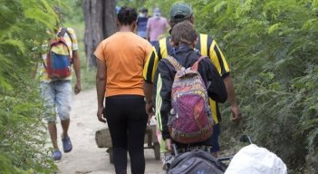 Las famosas “trochas” se convirtieron en la única alternativa para que los migrantes lleguen al lado colombiano. (Foto: Archivo La Opinión)