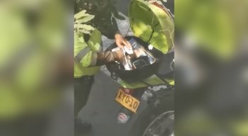 El video que dura menos de dos minutos, se hizo viral en las redes sociales, por el supuesto soborno que recibió un intendente de la Policía de Tránsito. / Foto: Tomadas del video.