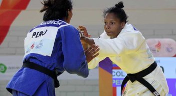 Yuri Alvear (derecha), yudoca vallecaucana.