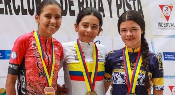 Zulay Durán (primera a la izquierda), ciclista nortesantandereana