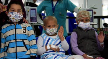 Más de 300.000 niños en el mundo, entre los 0 y 18 años edad, son diagnosticados con cáncer al año y cada tres minutos muere un menor de edad por esta patología, según la Childhood Cancer International (CCI).
