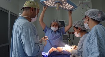 ●	Es fundamental cerciorarse del perfil del profesional que le practicará la cirugía estética antes de la intervención quirúrgica. 
