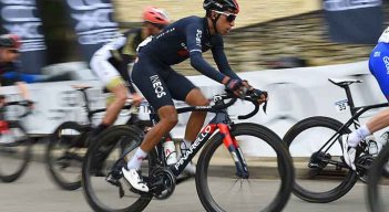Egan Bernal marcha en la casilla 14 a 20 segundos del líder. AFP