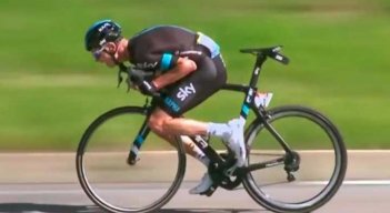 El ciclista Chris Froome toma una posición peligrosa sobre su bicicleta.
