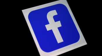 La medida de Facebook contrasta con la de Google, que ha negociado acuerdos. /Foto:AFP