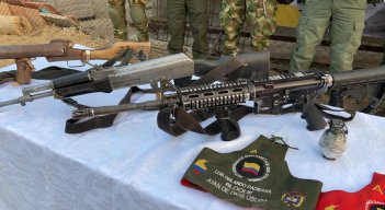 El Ejército se incautó de dos fusiles, munición y brazaletes de los gaitanistas.