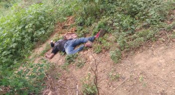 El cadáver de la víctima quedó tendido en medio de una zona boscosa.